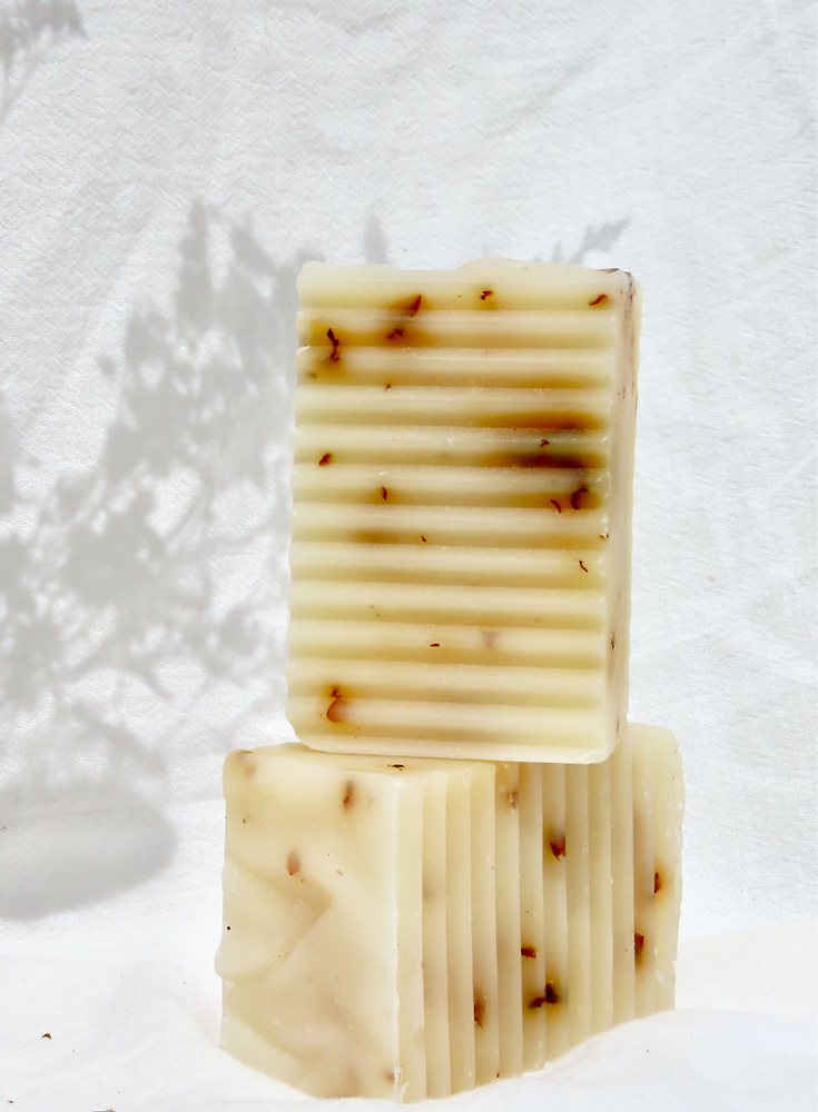 Peachie Collective Rose Geranium & Juniper Berry Soap 100g, With Organic Rose Petals